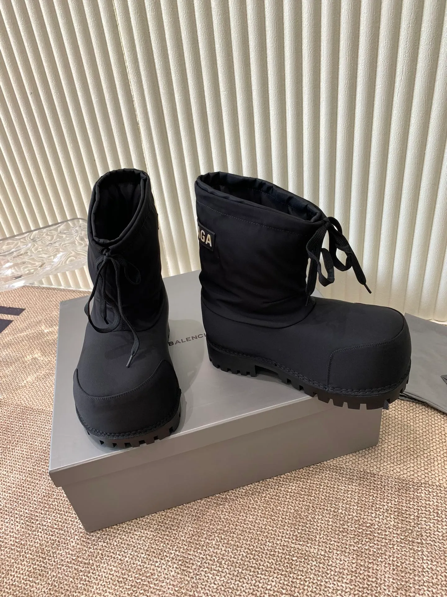 👟👟Ex-factory price 860👟👟 Men +20Balenciaga snow boots‼ ️ 24sS new snow boots for autumn and winter. These big-toe Alaskan boots are so good-looking and super cool. They are full of personality and are so cool. They are a must-have item for fashionable autumn and winter! The upper is made of original customized nylon pure cotton waterproof cloth. The inner liner is removable. The original original letter logo is increased in the sole. Size: 35-45